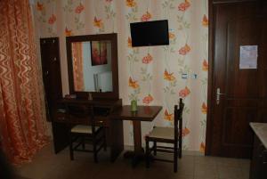 卡托劳塔翁洛达威哥公寓式酒店的客房设有书桌和带镜子的梳妆台。