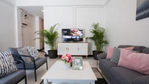 曼谷内维尤尊贵公寓：拉查达的客厅配有两张沙发和一台电视机