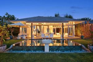 乌鲁瓦图Hidden Hills Villas - Small Luxury Hotels of The World的庭院中带游泳池的房子