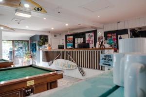 黄金海岸冲浪者背包客巴兹旅舍的一间商店,里面设有台球桌
