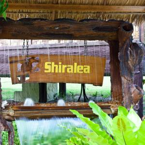 哈德姚Shiralea Backpackers Resort的瀑布前读沙拉拉的标志