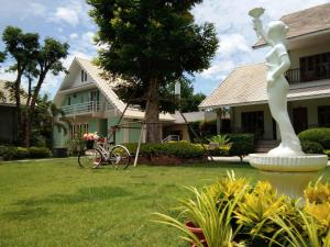素可泰素可泰香气度假酒店的房屋旁的院子中的雕像