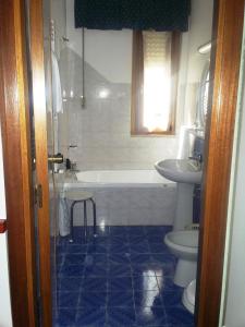 圣乔瓦尼·罗通多加贾诺酒店的带浴缸、卫生间和盥洗盆的浴室