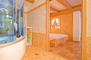 佩伊奥阿尔伯格圣洛克酒店的带淋浴的浴室和客房内的一张床
