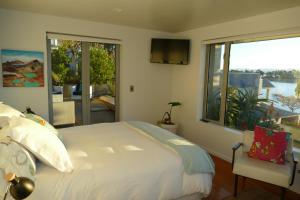 纳尔逊Waterfront Bliss的一间卧室设有一张大床和一个大窗户