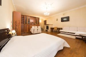 敖德萨GoodRest on Ekaterininskaya的一间大卧室,配有白色的床和一张沙发