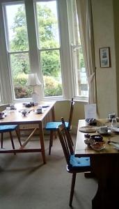 阿尼克Aydon House的客厅配有桌椅和窗户。