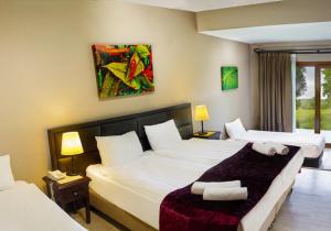 Arnavutköyİstanbul Airport Durusu Club Hotel的酒店客房设有两张床和两盏灯。