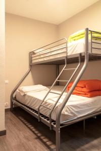 布尔戈斯Hostel Catedral Burgos的双层床间 - 带两张双层床