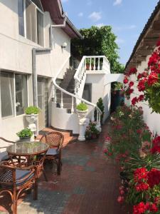 多亚马伊Casa Mediterana的庭院配有桌椅和鲜花
