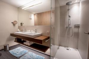 布兰德坦勒格加尼住宿加早餐酒店 的一间带水槽和淋浴的浴室