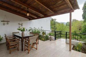 阿尔梅尼Diogenis Residence Euphoria的一个带桌椅的庭院和一个阳台