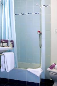 沙托雷纳尔雅嘉娜城市查特瑞纳酒店的浴室设有蓝色瓷砖淋浴。