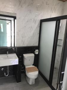 象岛好时光度假旅馆的一间带卫生间和水槽的浴室