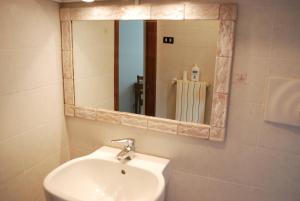 BarigazzoCasa rosa sull'appennino tosco emiliano的一间带水槽和镜子的浴室
