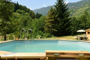 ValgorgeAuberge Le Romarin的山中的一个游泳池