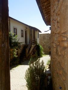 MontezinhoA Lagosta Perdida的从石头建筑中欣赏到房子的景色