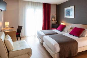 屈伊朗Hotel La Chaumière的酒店客房,配有两张床和椅子