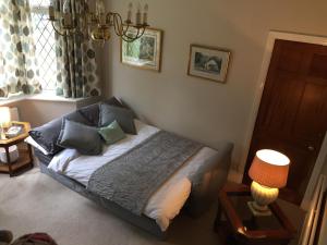 谢菲尔德Fernbank Suite的卧室配有带枕头的床铺和窗户。