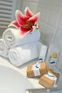 里米尼拉蒙萝莎酒店的浴室柜台上一堆毛巾和花