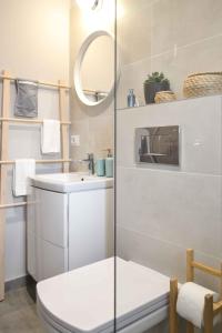 阿尔巴尤利亚Vila White Tulip的一间带卫生间、水槽和镜子的浴室