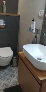 内坦亚Ramat Poleg, walk to beach的浴室配有白色水槽和卫生间。