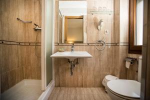 里亚尔普维克多酒店的一间带水槽、卫生间和镜子的浴室