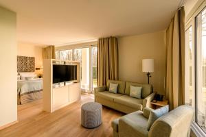 慕尼黑Parkhotel Rothof的带沙发和电视的客厅