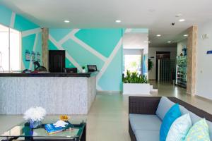 圣玛尔塔Hotel Medellín Rodadero的带沙发和蓝色墙壁的客厅