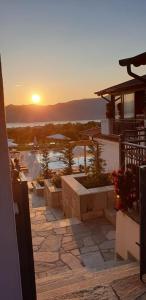 VelventósAgnanti Hotel的从房子的阳台上可欣赏到日落美景