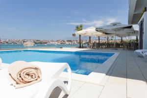 Kaneo beach hotel Novalja内部或周边的泳池