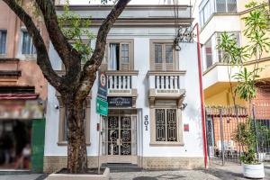 里约热内卢蒙特卡斯特罗酒店的前面有棵树的白色建筑