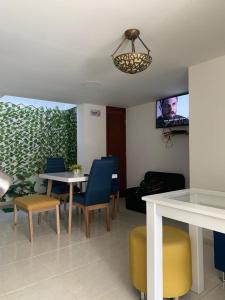 里奥阿查Hotel Atardecer Guajiro的客厅配有桌椅和电视。