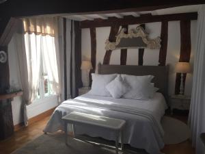 加尼百子莲住宿加早餐旅馆的一间卧室配有一张大床和木制床头板