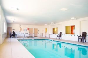 拉斯克鲁塞斯Motel 6-Las Cruces, NM - Telshor的大楼内一个带桌椅的游泳池