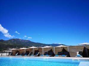 菲里亚尼玛拉纳海滩酒店的从游泳池可欣赏到酒店景色