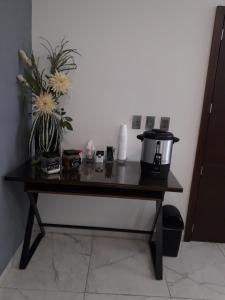 JamayHotel Corral Grande的一张桌子,上面放着咖啡壶和鲜花