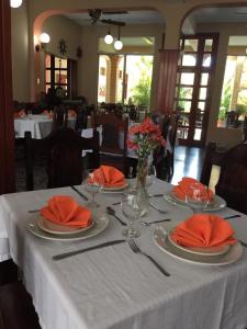 巴里奥斯港Hotel El Reformador的一张桌子,上面有盘子和餐具,放在白色的桌布上