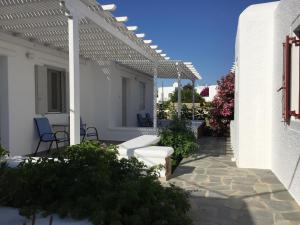 格拉斯托斯Diogenis Village Mykonos的白色房子上带凉棚的白色庭院