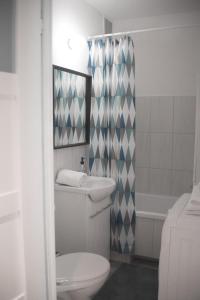 什切青TS Budget Stay的浴室配有卫生间、盥洗盆和浴缸。