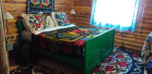 上维谢乌Pensiunea Anita的小木屋内一间卧室,配有一张床