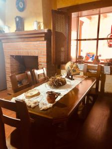 Sancti SpíritusCasa rural del labrador的带壁炉的客厅内的木桌