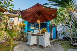 蓝梦岛侧宁安岛斯瓦哈私人别墅的花园的遮阳伞下的桌椅