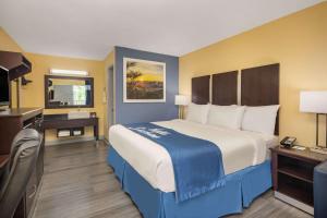 马斯尔肖尔斯慕斯克尔浅滩戴斯酒店的酒店客房设有一张大床和一张书桌。