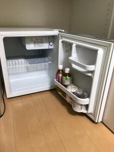 垂井町波萨达卡萨生态酒店的打开门的开放式冰箱,里面的食物