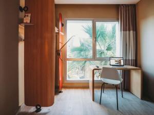 穆罕默迪耶穆罕默迪耶宜必思酒店的客房设有书桌、窗户和椅子。