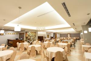 泰安乡錦水溫泉飯店的一间设有白色桌椅的用餐室