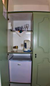 利萨基亚Tsivouli Accommodation的带门的厨房里的小冰箱