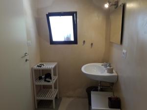 阿拉代奥Casetta Vacanza in Campagna的一间带水槽和窗户的浴室