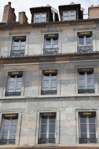 贝桑松沃邦酒店的石头建筑上的一排窗户